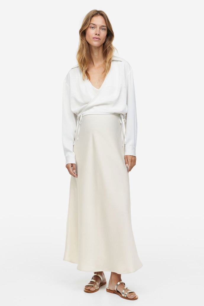 Krémová saténová midi sukně, H&M, 899 Kč
Krémová saténová midi sukně, H&M, 899 Kč