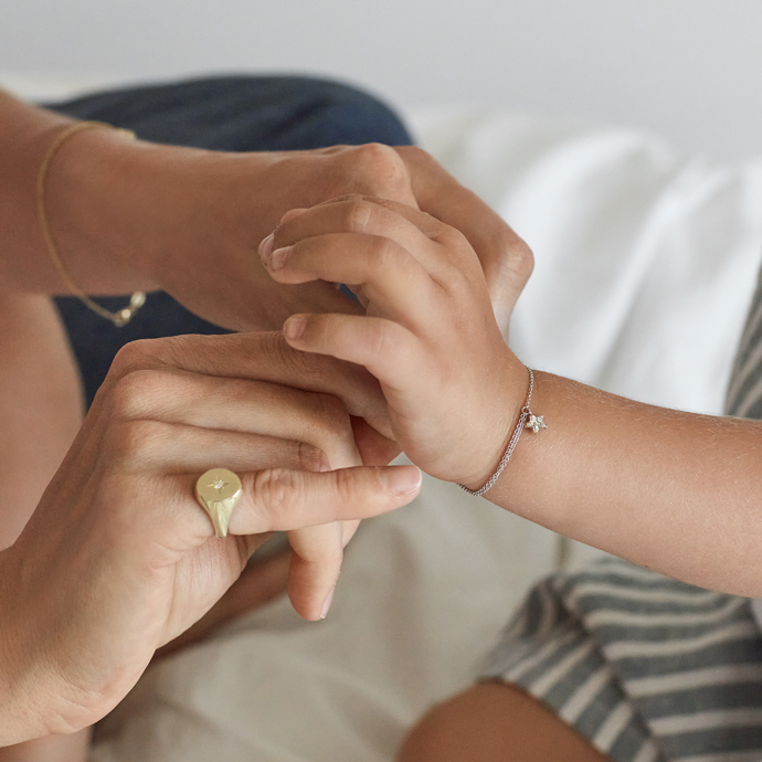 Česká značka Klenota uvedla k začátku školního roku kolekci dětských šperků, kterými můžete ozdobit své ratolesti a sladit je i se svými šperky.
