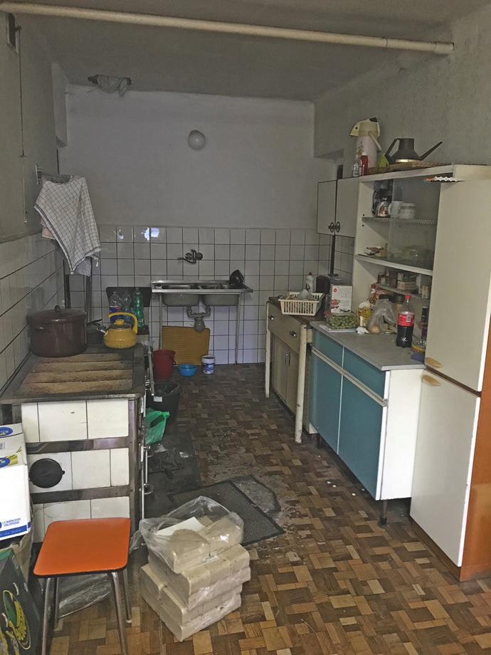 Proměna venkovského stavení.
Proměna venkovského stavení.