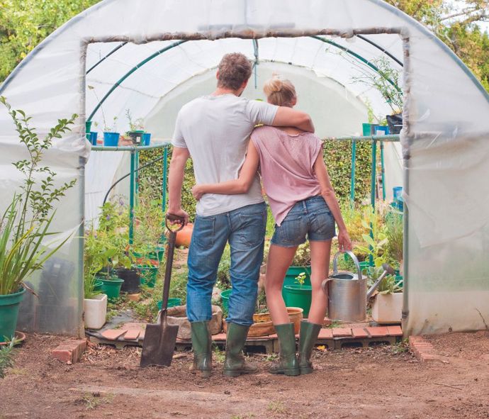 Všeho už bylo moc. To si řekla generace Z a vymyslela i řešení. Anglicky se mu říká cottagecore (cottage – chalupa, starý dům) a jeho hlavním rysem je zpomalení a život v souladu s přírodou. Přináší radost z jednoduchých věcí a vytváří uklidňující zázemí, kam můžeme uniknout z bláznivého a drsného světa.

