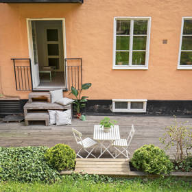 Čtyřicetimetrový byt je sice malý půdorysem, ale díky světlým barvám a velkým oknům je vzdušný a harmonický. Navíc je možné z něj přímo vejít na dřevěnou terasu v klidném vnitrobloku, která je jako stvořená pro letní party.
Čtyřicetimetrový byt je sice malý půdorysem, ale díky světlým barvám a velkým oknům je vzdušný a harmonický. Navíc je možné z něj přímo vejít na dřevěnou terasu v klidném vnitrobloku, která je jako stvořená pro letní party.