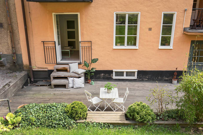 Čtyřicetimetrový byt je sice malý půdorysem, ale díky světlým barvám a velkým oknům je vzdušný a harmonický. Navíc je možné z něj přímo vejít na dřevěnou terasu v klidném vnitrobloku, která je jako stvořená pro letní party.
