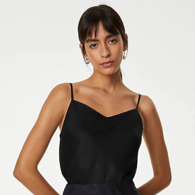 Černý saténový top, Marks & Spencer, 1 299 Kč
