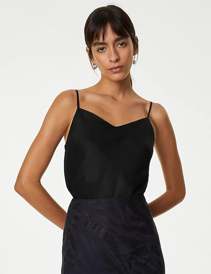 Černý saténový top, Marks & Spencer, 1 299 Kč
Černý saténový top, Marks & Spencer, 1 299 Kč