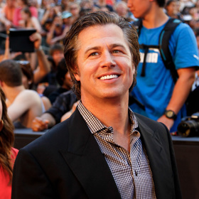 Douglas Pitt, známý také jako Doug Pitt, se vymanil ze stínu svého slavného bratra Brada Pitta. Doug se zapojil do několika charitativních projektů v Africe a za svou práci byl jmenován velvyslancem dobré vůle v Tanzanské republice.
