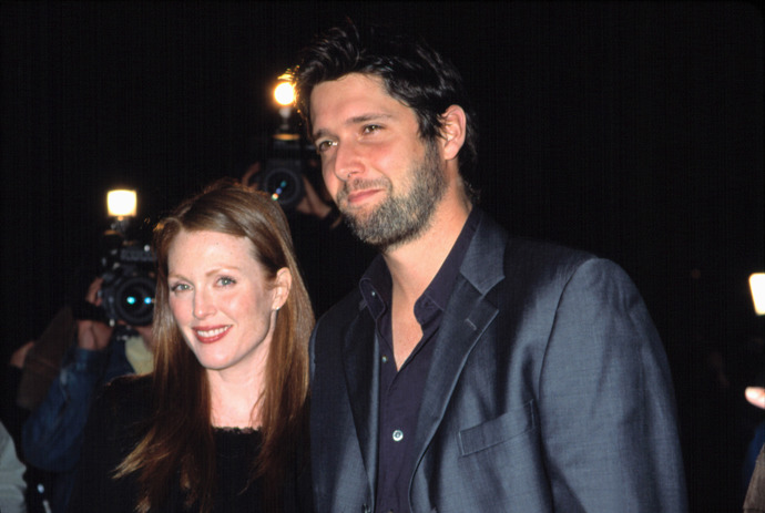 Julianne Moore a její manžel Bart Freundlich na snímku z roku 2001. V roce 2002 přivítala Julianne Moore svou dceru Liv, když jí bylo 41 let. 
