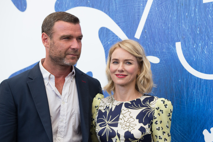 Naomi Watts a její bývalí partner Liev Schreiber. Významná britská herečka a producentka přivedla na svět dva chlapce, Sashu a Kaie, když jí bylo 39 a 40 let. 
