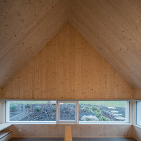 Modrý šindelový obklad a elegantní bílé rámy oken vytvářejí kontrast, který nemůžete přehlédnout. Architektka Markéta Cajthamlová a její tým se postarali o každý detail, ať už jde o interiér plný dřeva nebo promyšlenou dispozici, která nabídne vše, co potřebujete.
Modrý šindelový obklad a elegantní bílé rámy oken vytvářejí kontrast, který nemůžete přehlédnout. Architektka Markéta Cajthamlová a její tým se postarali o každý detail, ať už jde o interiér plný dřeva nebo promyšlenou dispozici, která nabídne vše, co potřebujete.