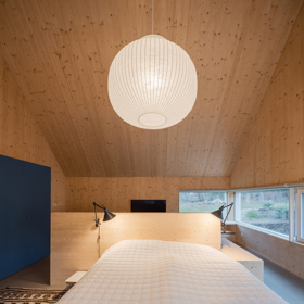Modrý šindelový obklad a elegantní bílé rámy oken vytvářejí kontrast, který nemůžete přehlédnout. Architektka Markéta Cajthamlová a její tým se postarali o každý detail, ať už jde o interiér plný dřeva nebo promyšlenou dispozici, která nabídne vše, co potřebujete.
Modrý šindelový obklad a elegantní bílé rámy oken vytvářejí kontrast, který nemůžete přehlédnout. Architektka Markéta Cajthamlová a její tým se postarali o každý detail, ať už jde o interiér plný dřeva nebo promyšlenou dispozici, která nabídne vše, co potřebujete.