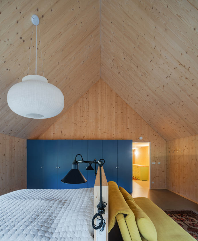 Modrý šindelový obklad a elegantní bílé rámy oken vytvářejí kontrast, který nemůžete přehlédnout. Architektka Markéta Cajthamlová a její tým se postarali o každý detail, ať už jde o interiér plný dřeva nebo promyšlenou dispozici, která nabídne vše, co potřebujete.

