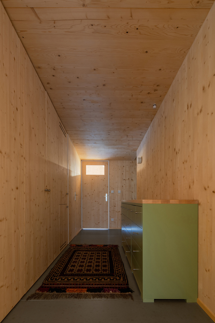 Modrý šindelový obklad a elegantní bílé rámy oken vytvářejí kontrast, který nemůžete přehlédnout. Architektka Markéta Cajthamlová a její tým se postarali o každý detail, ať už jde o interiér plný dřeva nebo promyšlenou dispozici, která nabídne vše, co potřebujete.
