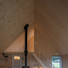 Modrý šindelový obklad a elegantní bílé rámy oken vytvářejí kontrast, který nemůžete přehlédnout. Architektka Markéta Cajthamlová a její tým se postarali o každý detail, ať už jde o interiér plný dřeva nebo promyšlenou dispozici, která nabídne vše, co potřebujete.
Modrý šindelový obklad a elegantní bílé rámy oken vytvářejí kontrast, který nemůžete přehlédnout. Architektka Markéta Cajthamlová a její tým se postarali o každý detail, ať už jde o interiér plný dřeva nebo promyšlenou dispozici, která nabídne vše, co potřebujete.