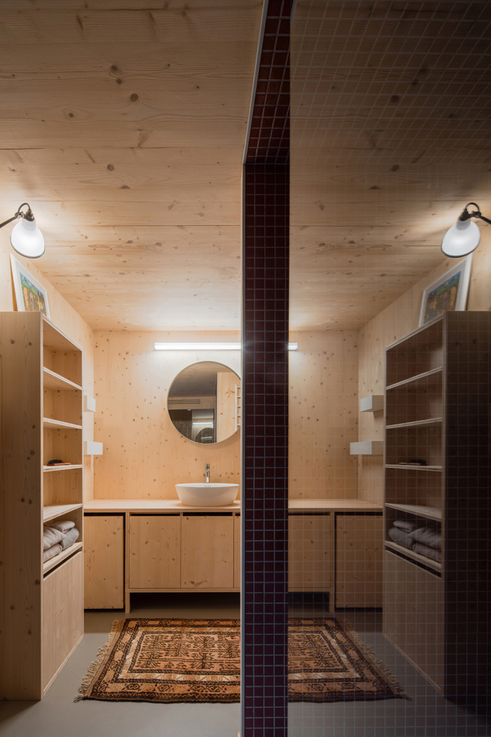Modrý šindelový obklad a elegantní bílé rámy oken vytvářejí kontrast, který nemůžete přehlédnout. Architektka Markéta Cajthamlová a její tým se postarali o každý detail, ať už jde o interiér plný dřeva nebo promyšlenou dispozici, která nabídne vše, co potřebujete.

