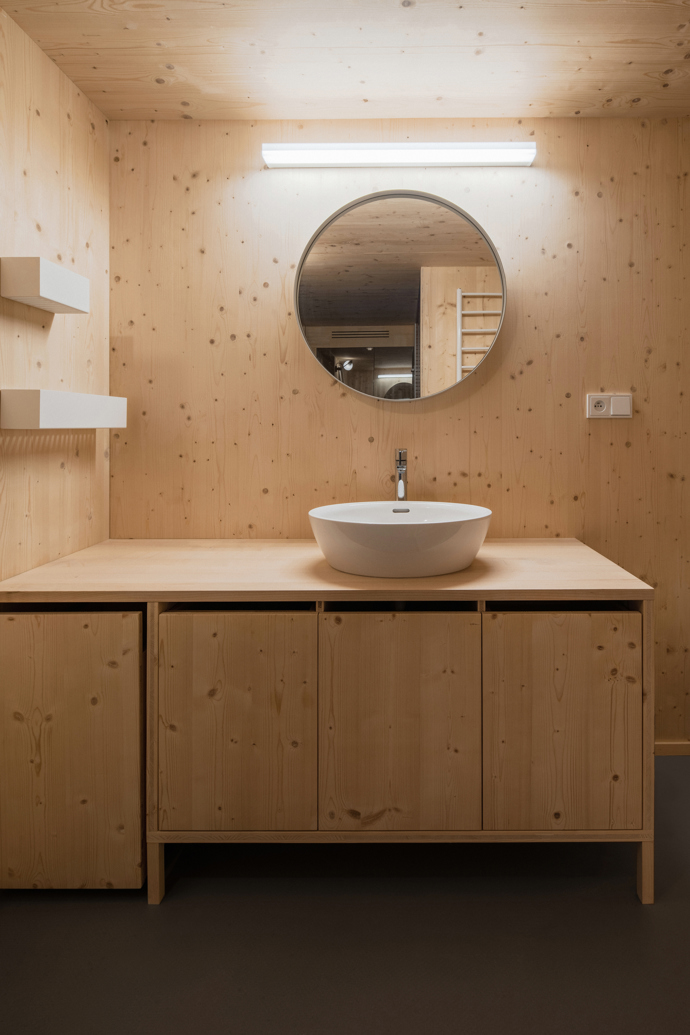 Modrý šindelový obklad a elegantní bílé rámy oken vytvářejí kontrast, který nemůžete přehlédnout. Architektka Markéta Cajthamlová a její tým se postarali o každý detail, ať už jde o interiér plný dřeva nebo promyšlenou dispozici, která nabídne vše, co potřebujete.
