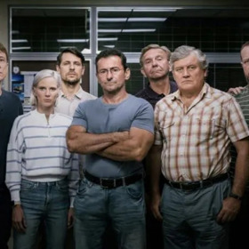 Případy 1. oddělení (2014-2022)

Tento seriál spadá do fenoménu zmiňovaného v článku – true crime. Je inspirovaný 14 skutečnými případy, které řešili po roce 1989 policisté oddělení vražd na území Prahy. 1. oddělení, které je elitním útvarem, má vysokou úspěšnost objasněnosti trestných činů a právě o tom, jak toto oddělení jednotlivé případy řeší, seriál vypráví. Způsob pátrání a usvědčení zůstal přitom u všech případů do velké míry zachován. Má tři série.
