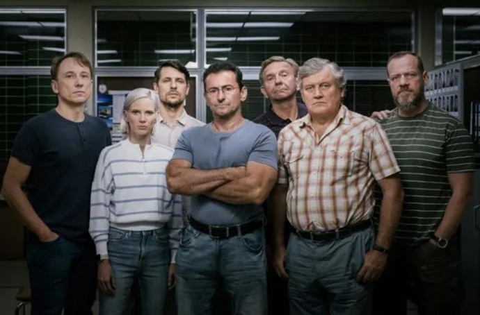 Případy 1. oddělení (2014-2022)
Tento seriál spadá do fenoménu zmiňovaného v článku – true crime. Je inspirovaný 14 skutečnými případy, které řešili po roce 1989 policisté oddělení vražd na území Prahy. 1. oddělení, které je elitním útvarem, má vysokou úspěšnost objasněnosti trestných činů a právě o tom, jak toto oddělení jednotlivé případy řeší, seriál vypráví. Způsob pátrání a usvědčení zůstal přitom u všech případů do velké míry zachován. Má tři série.
Případy 1. oddělení (2014-2022)
Tento seriál spadá do fenoménu zmiňovaného v článku – true crime. Je inspirovaný 14 skutečnými případy, které řešili po roce 1989 policisté oddělení vražd na území Prahy. 1. oddělení, které je elitním útvarem, má vysokou úspěšnost objasněnosti trestných činů a právě o tom, jak toto oddělení jednotlivé případy řeší, seriál vypráví. Způsob pátrání a usvědčení zůstal přitom u všech případů do velké míry zachován. Má tři série.