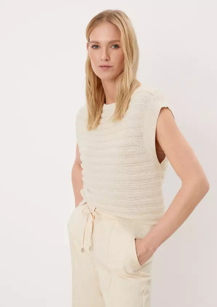 Vesta se dá nosit i velmi elegantně, zejména v kombinaci s culotte kalhotami, s. Oliver, 1 999 Kč

Během Dnů Marianne můžete v obchodech s.Oliver využít slevu 25 %. Platí na celý sortiment, nelze však kombinovat s jinými akcemi prodejny.
