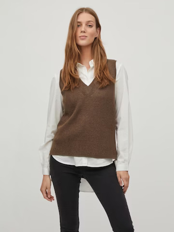 Vkusná hnědá oversized vesta ve stylu Chandlera Binga, Vila, 749 Kč, About You
