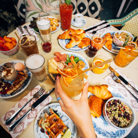 Pro milovníky brunchů

Ani snídaně, ani oběd...prostě brunch! Na ten nejlepší si rádi zajdeme do hotelu Mama Shelter, který se nachází u Veletržního paláce. Legendární Mama Brunch můžete ochutnat každou neděli od 12 do 15 hodin. V balíčku za 750 Kč na vás čeká „all you can eat bufet“, welcome drink a také nealkoholické nápoje z bufetu. Určitě se vyplatí sledovat webové stránky restaurace Mama Shelter, kde najdete informace o sezónních akcích. 
