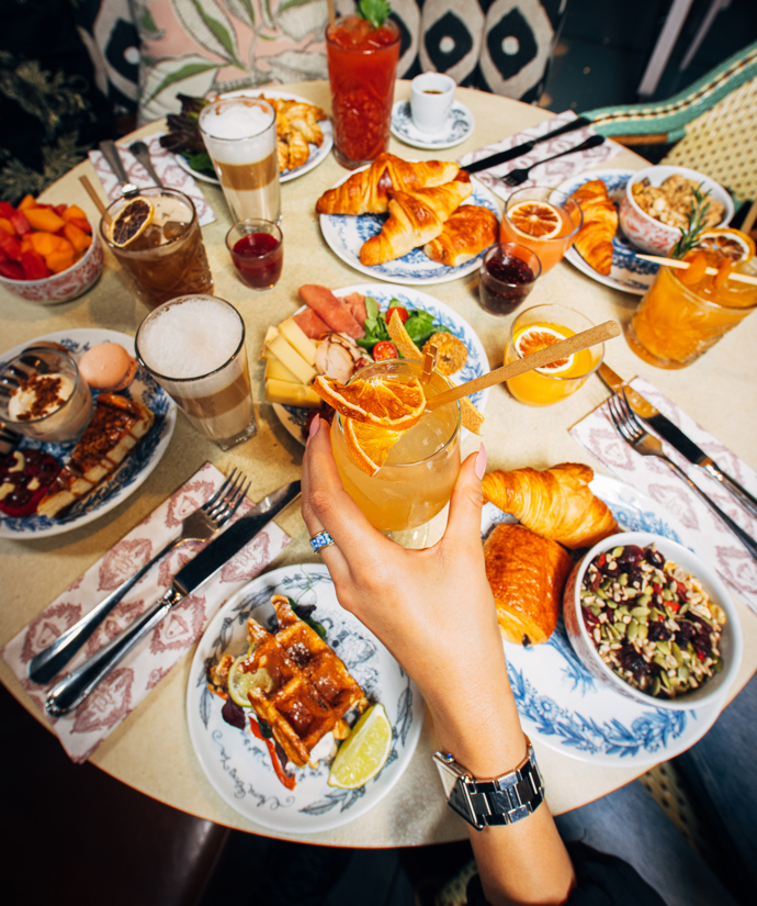 Pro milovníky brunchů

Ani snídaně, ani oběd...prostě brunch! Na ten nejlepší si rádi zajdeme do hotelu Mama Shelter, který se nachází u Veletržního paláce. Legendární Mama Brunch můžete ochutnat každou neděli od 12 do 15 hodin. V balíčku za 750 Kč na vás čeká „all you can eat bufet“, welcome drink a také nealkoholické nápoje z bufetu. Určitě se vyplatí sledovat webové stránky restaurace Mama Shelter, kde najdete informace o sezónních akcích. 
