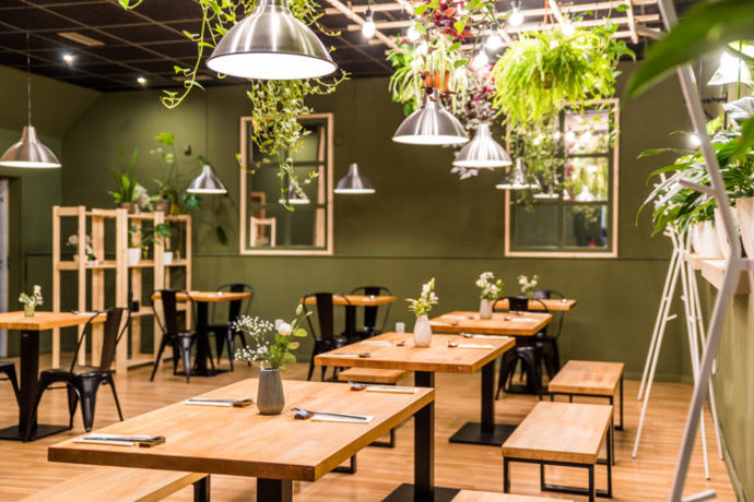 Asijská stopa

Na rychlé obědy i pracovní schůzky! Redakci Marianne pravděpodobně nejčastěji spatříte v asijské restauraci Chilli & Lime. A jaká jídla si nejčastěji objednáváme? U členů redakce, kterým nevadí pálivé pokrmy, vede Chilli Lime Chic a Mongo Beef. Naši vegetariáni zase doporučují Curry s tofu. A když chceme vykročit ze svých zajetých kolejí, objednáváme si Pad Thai či Teriyaki Salmon. Pokud Chilli & Lime navštívíte a uvidíte u dlouhého stolu skupinku lidí, která se navzájem překřikuje a vyměňuje si talíře, pak jsme to my! 
