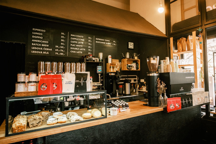 Zastávka na kávu

A kam vedou naše kroky po návštěvě Chilli & Lime? Do malého podniku Coffeespot – Vinohrady, za jejichž espresso a batch brew bychom dali ruku do ohně. Nutno dodat, že Coffeespot je také rodinnou pražírnou. Pokud tedy budete mít cestu kolem, rozhodně se na kávu zastavte. A možná se na vás usměje štěstí a ve vitríně objevíte skvělou bábovku nebo banana bread. 
