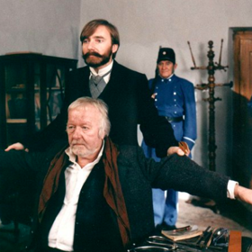 Dobrodružství kriminalistiky (1989-1993)

Seriál, jehož režisérem je stejně jako u Panoptikonu města pražského Antonín Moskalyk. Už to je důkazem kvality. Tento detektivní seriál ovšem vypráví o tom, jak se při kriminalistické práci rodila vědecká kriminalistika. Epizody jsou tak věnované představováním jednotlivých kriminalistických disciplín skrz to, jak přinesly usvědčující důkazy. Má přitom čtyři série.
