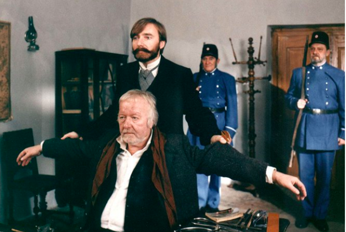 Dobrodružství kriminalistiky (1989-1993)

Seriál, jehož režisérem je stejně jako u Panoptikonu města pražského Antonín Moskalyk. Už to je důkazem kvality. Tento detektivní seriál ovšem vypráví o tom, jak se při kriminalistické práci rodila vědecká kriminalistika. Epizody jsou tak věnované představováním jednotlivých kriminalistických disciplín skrz to, jak přinesly usvědčující důkazy. Má přitom čtyři série.
