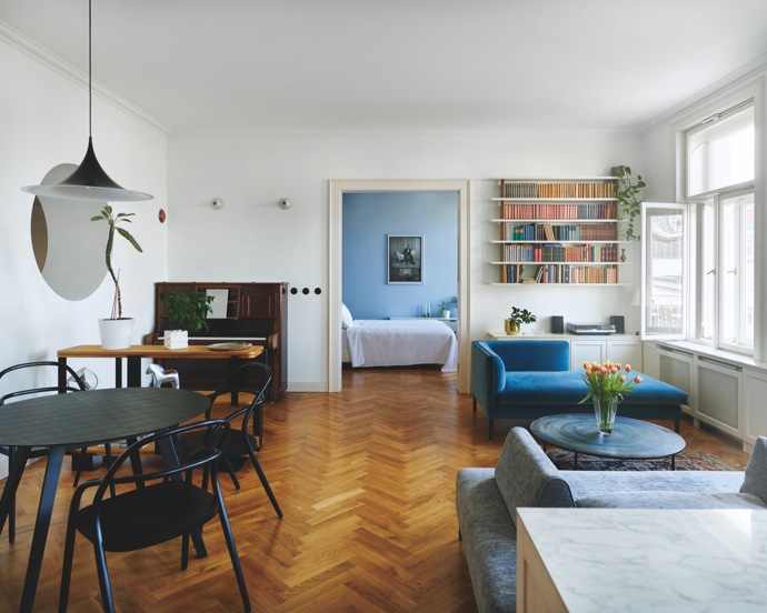 Architektka Adéla Křížková před pár lety odešla na volnou nohu a její první zakázka byla vytvořit nový koncept advokátních kanceláří. Při práci tam potkala Filipa, který se právě chystal se svým přítelem Michalem rekonstruovat byt na Vinohradech. Padli si do oka a pochvalují si, jak všechno proběhlo hladce a bez potíží.
