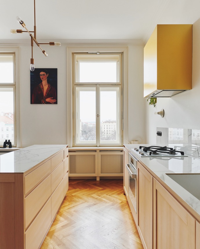 Architektka Adéla Křížková před pár lety odešla na volnou nohu a její první zakázka byla vytvořit nový koncept advokátních kanceláří. Při práci tam potkala Filipa, který se právě chystal se svým přítelem Michalem rekonstruovat byt na Vinohradech. Padli si do oka a pochvalují si, jak všechno proběhlo hladce a bez potíží.
