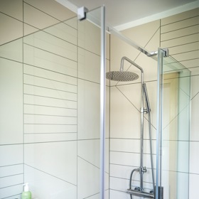 Do montovaného domku po rodičích se Ivana s Vojtěchem přístěhovali před pětadvaceti lety. Co mohli, vlastními silami i s pomocí architekta přebudovali a opravili. Na dotažení některých věcí jim ale nezbyl čas ani energie, a tak třeba koupelna zůstala na půli cesty. Nyní přišel čas na změnu! 

