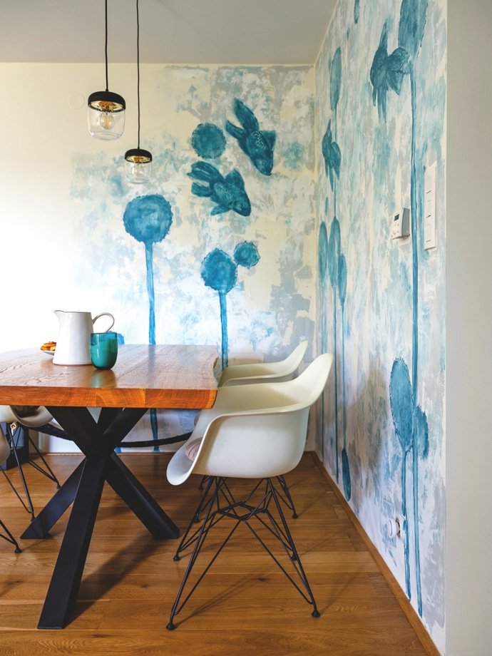 Její elán a nadšení do věcí by jí mohl leckdo závidět. Nebojí se změn, má hodně přátel, sporuje. Do rekonstrukce bytu u Prokopského údolí se pustila s designérkou Pavlou Kirschner, která ji nadchla předchozími projekty a bylo jí jasné, že společnými silami vnesou do interiéru ten správný vibe.

