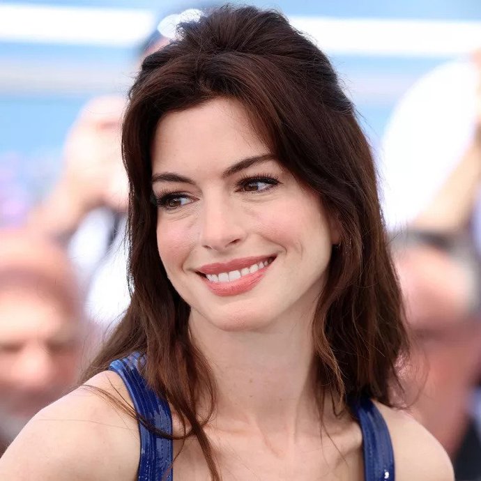 A některé hvězdy tak nosí vlasy i dnes, například Annie Hathaway.
A některé hvězdy tak nosí vlasy i dnes, například Annie Hathaway.