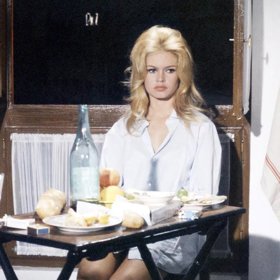 Brigitte Bardot byla jednou z předních nositelek tohoto ikonického účesu.
