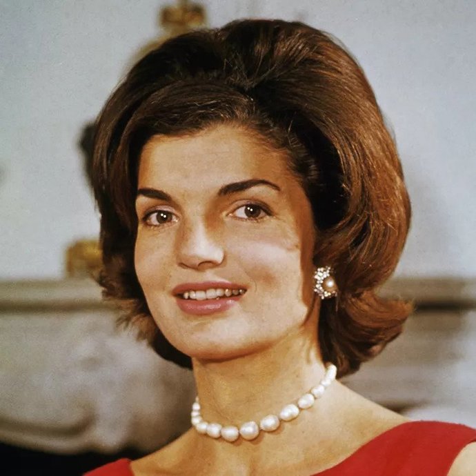 Bouffant účes nosily i ženy s krátkými vlasy, mezi nimi i Jacqueline Kennedy.
Bouffant účes nosily i ženy s krátkými vlasy, mezi nimi i Jacqueline Kennedy.