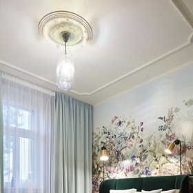 Základním pravidlem Feng Shui je, aby v místnosti jemně proudila energie. Obyvatelé domu i návštěva se poté cítí v místnosti uvolněně a bezpečně. A podle těchto základů autorka projektu postupovala a právě v tomto duchu volila barvy, materiály i vzory. 
