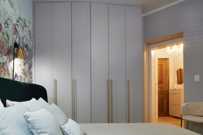Základním pravidlem Feng Shui je, aby v místnosti jemně proudila energie. Obyvatelé domu i návštěva se poté cítí v místnosti uvolněně a bezpečně. A podle těchto základů autorka projektu postupovala a právě v tomto duchu volila barvy, materiály i vzory. 
