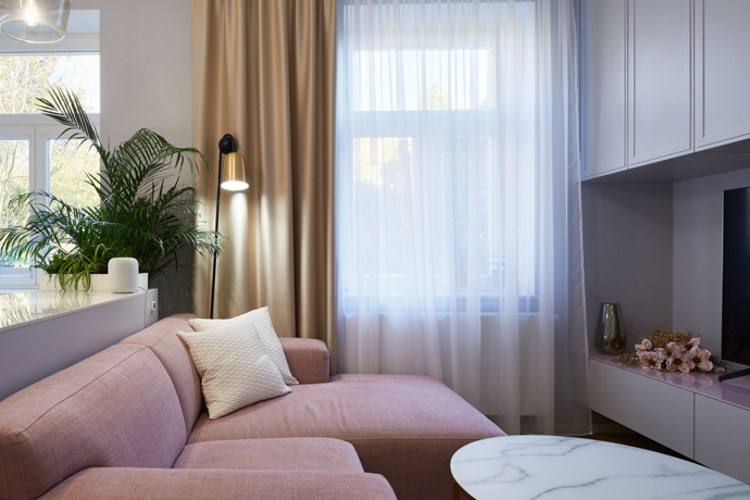 Základním pravidlem Feng Shui je, aby v místnosti jemně proudila energie. Obyvatelé domu i návštěva se poté cítí v místnosti uvolněně a bezpečně. A podle těchto základů autorka projektu postupovala a právě v tomto duchu volila barvy, materiály i vzory. 
