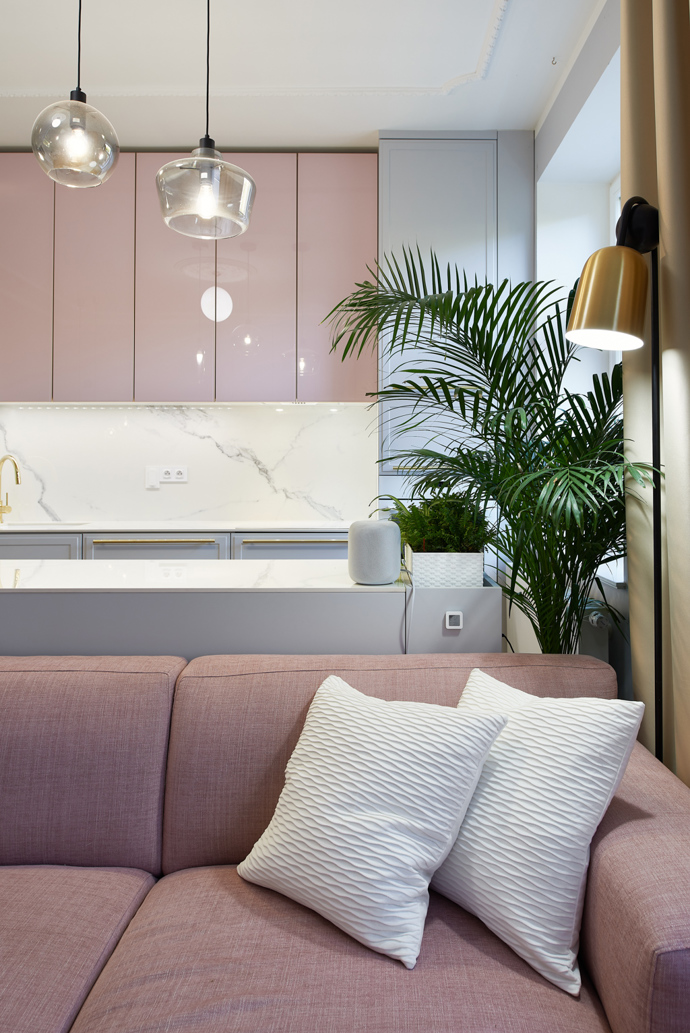 Základním pravidlem Feng Shui je, aby v místnosti jemně proudila energie. Obyvatelé domu i návštěva se poté cítí v místnosti uvolněně a bezpečně. A podle těchto základů autorka projektu postupovala a právě v tomto duchu volila barvy, materiály i vzory. 
