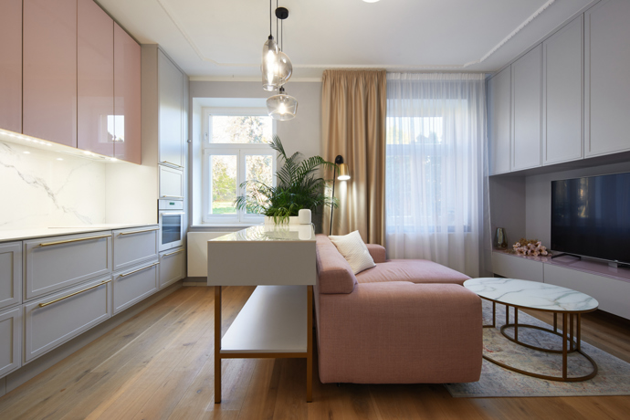 Základním pravidlem Feng Shui je, aby v místnosti jemně proudila energie. Obyvatelé domu i návštěva se poté cítí v místnosti uvolněně a bezpečně. A podle těchto základů autorka projektu postupovala a právě v tomto duchu volila barvy, materiály i vzory. 
