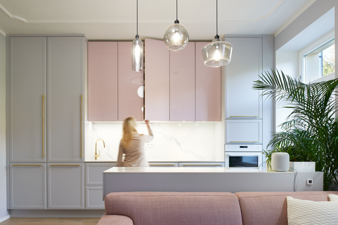 Základním pravidlem Feng Shui je, aby v místnosti jemně proudila energie. Obyvatelé domu i návštěva se poté cítí v místnosti uvolněně a bezpečně. A podle těchto základů autorka projektu postupovala a právě v tomto duchu volila barvy, materiály i vzory. 
