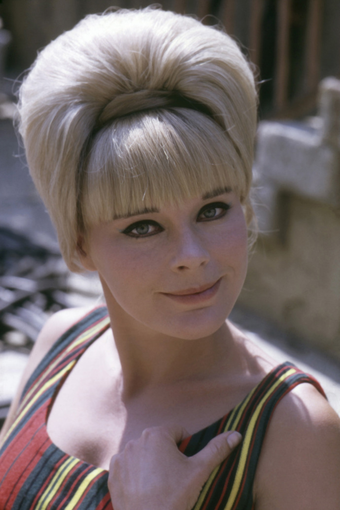 Účes se nosil i v drdolu, zde ho má na fotce německá herečka a bavička Elke Sommer.
Účes se nosil i v drdolu, zde ho má na fotce německá herečka a bavička Elke Sommer.