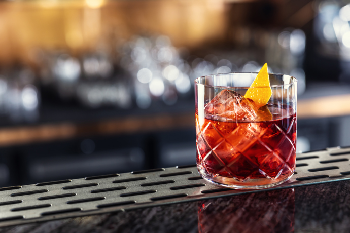 Čas na drink

A malý tip na závěr. Pokud také milujete negroni, nenechte si od 18. do 24. září ujít jedenáctý ročník Negroni Weeku, během kterého se nejlepší světové i pražské bary pomyslně zahalí do červené a nabídnou ty nejzajímavější kombinace Campari v podobě slavného negroni. Italské Campari je už více než 150 let symbolem tajemství a vášně a je nezaměnitelnou složkou několika drinků. Největším současným fenoménem je právě drink negroni.
