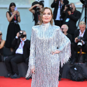 Isabelle Huppert v šatech Balenciaga
