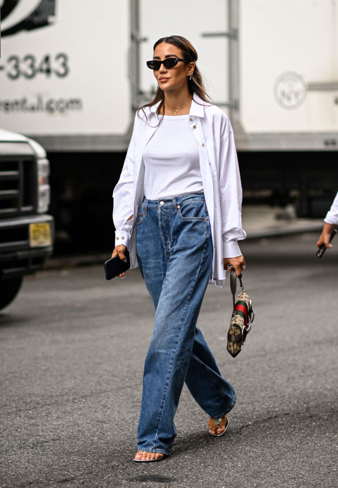 Tamara Kalinic v nadčasovém outfitu s Gucci kabelkou
