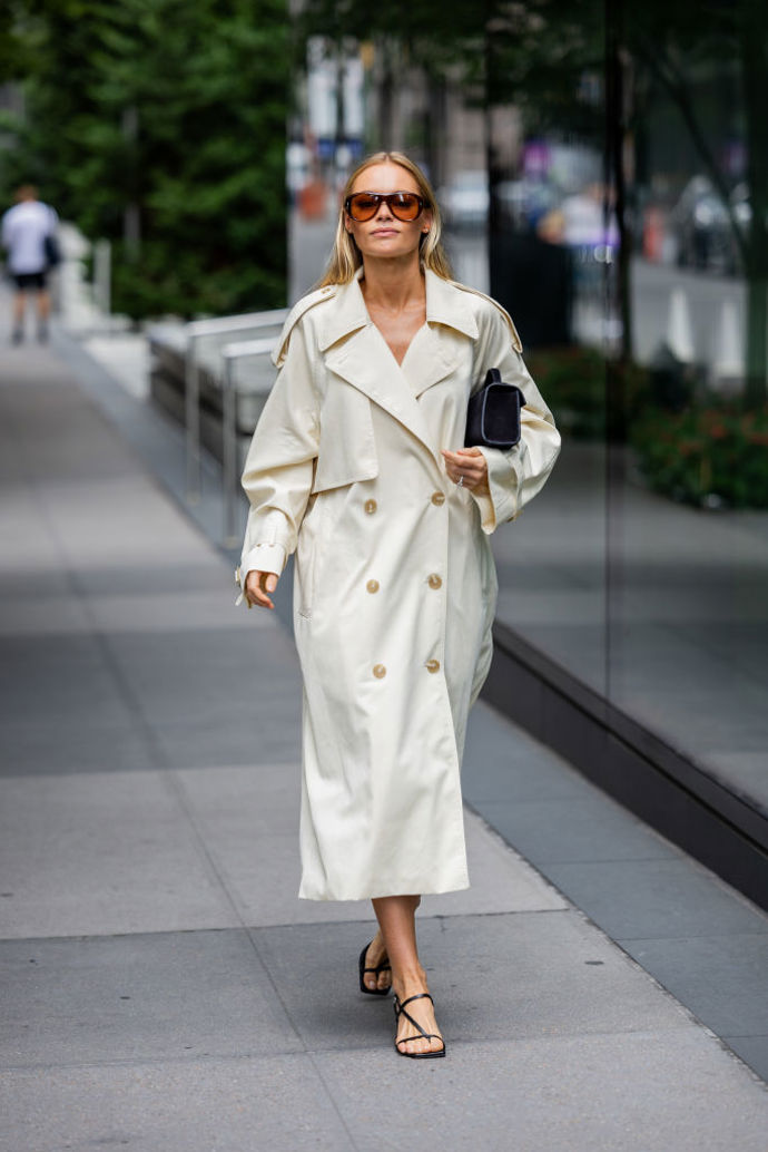 Claire Rose Cliteur dokazuje, že trenčkot nemusí být jen outfitem do chladnějšího počasí, můžete ho zkombinovat i v letní variantě s páskovými sandálky.
