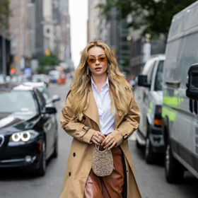 Merve Görgöz oblékla oversized trenčkot s koženými bermudy a košilí
