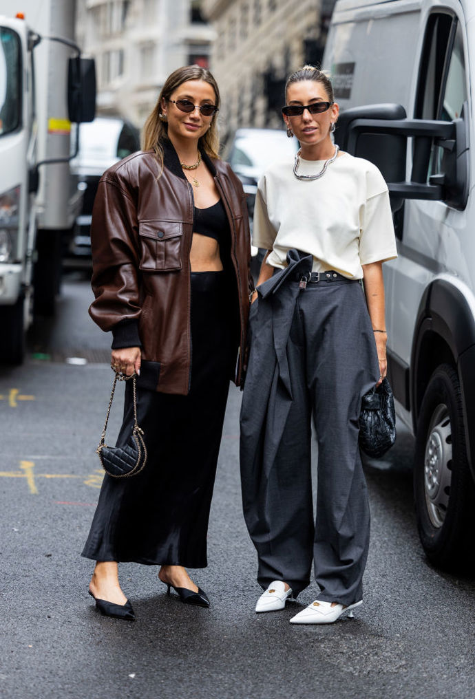 Nadia Phillips a Hannah Lewis obuly trendy špičaté pantoflíčky na úzkém nízkém podpatku.
