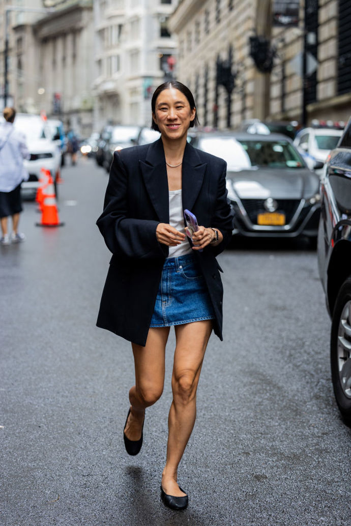 Eva Chen vsadila na jistotu a oblékla oversized sako, světlý top a džínovou sukni.
