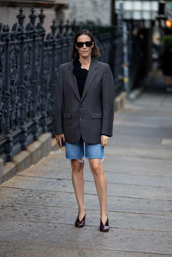 Denimové šortky a oversized šedý blazer můžete obléct jako jistotu, když nevíte, co na sebe, a budete zaručeně vypadat stylově.
